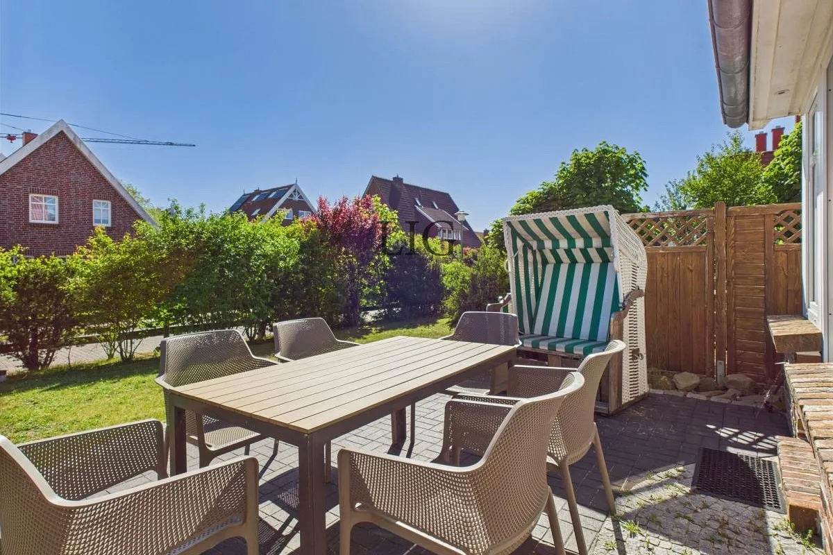 Garten mit Terrasse und Strandkorb von Merts Hus am Meer — zur Alleinnutzung, hinter den Dünen
