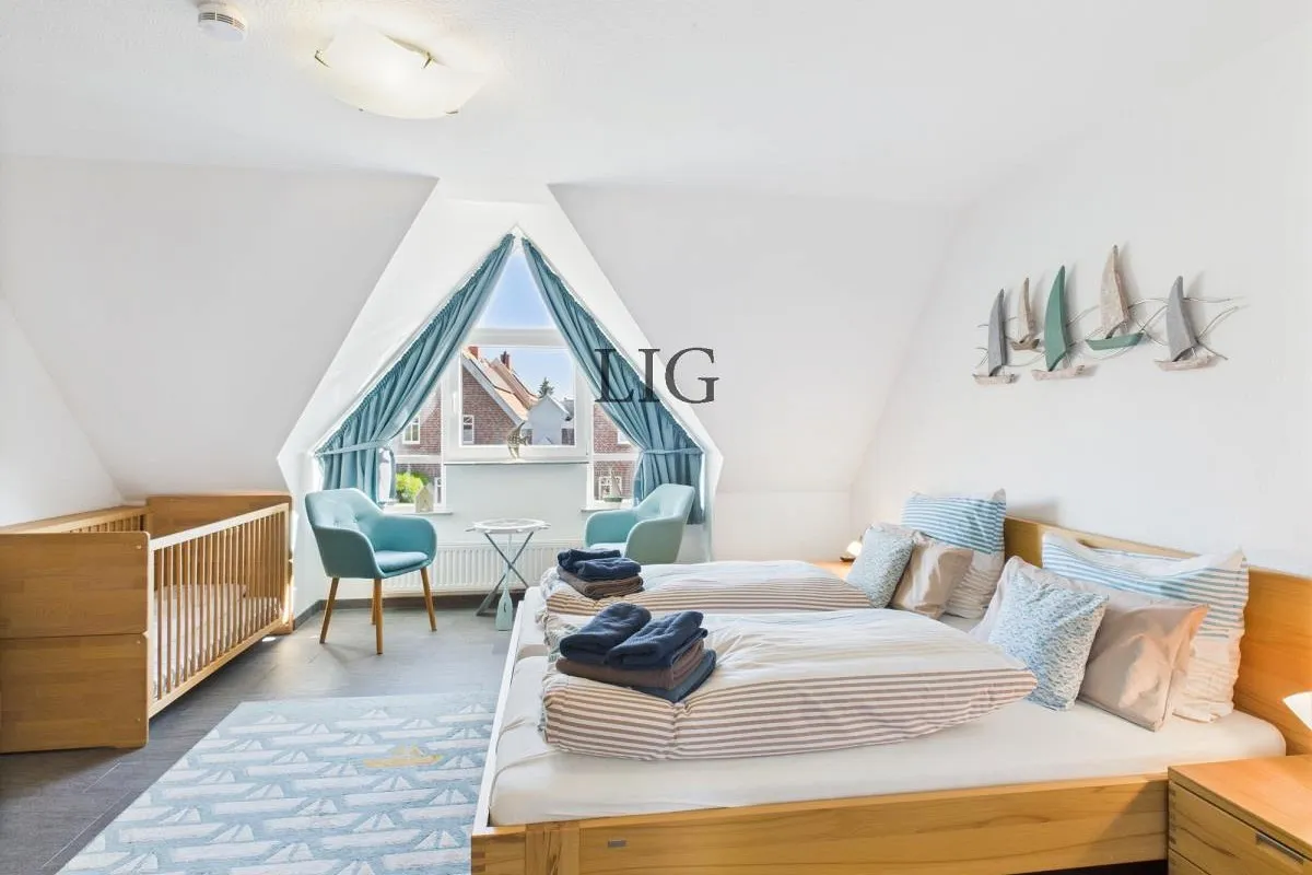 Schlafzimmer mit Dreiecksfenster — Platz für ein Reisebett